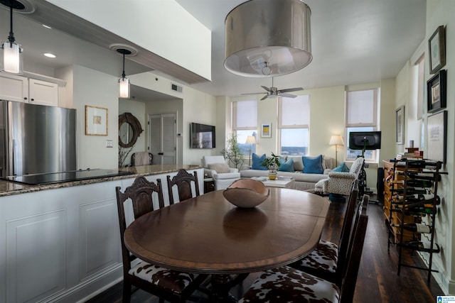 dining space featuring dark wood-style floors, visible vents, and a ceiling fan