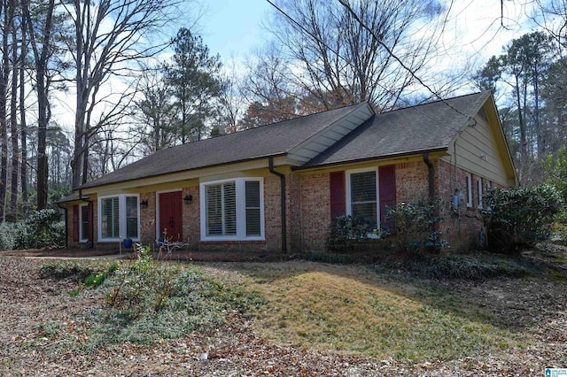 ranch-style home featuring brick siding