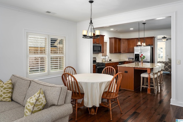 dining room with dark wood finished floors, recessed lighting, visible vents, ornamental molding, and ceiling fan