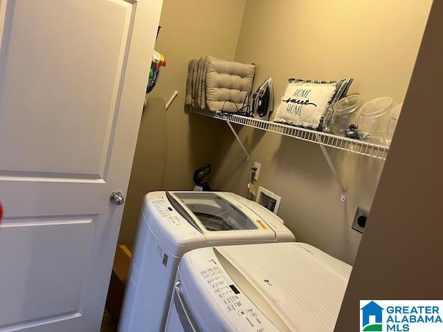 laundry room with laundry area and washing machine and dryer