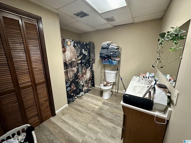 full bath featuring visible vents, toilet, wood finished floors, vanity, and a closet