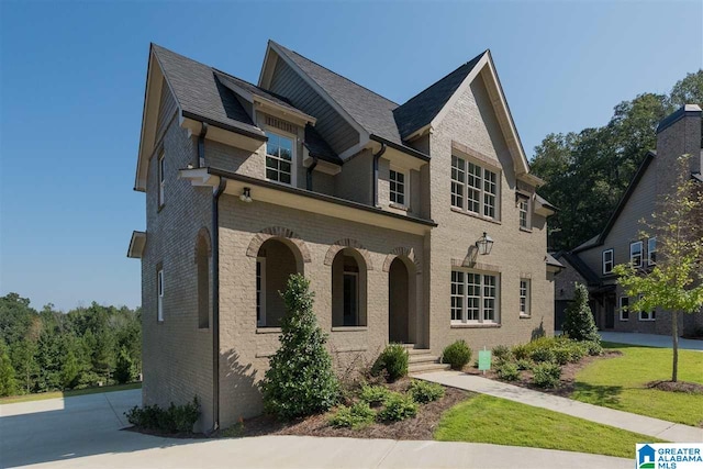 view of front facade featuring a front lawn and brick siding