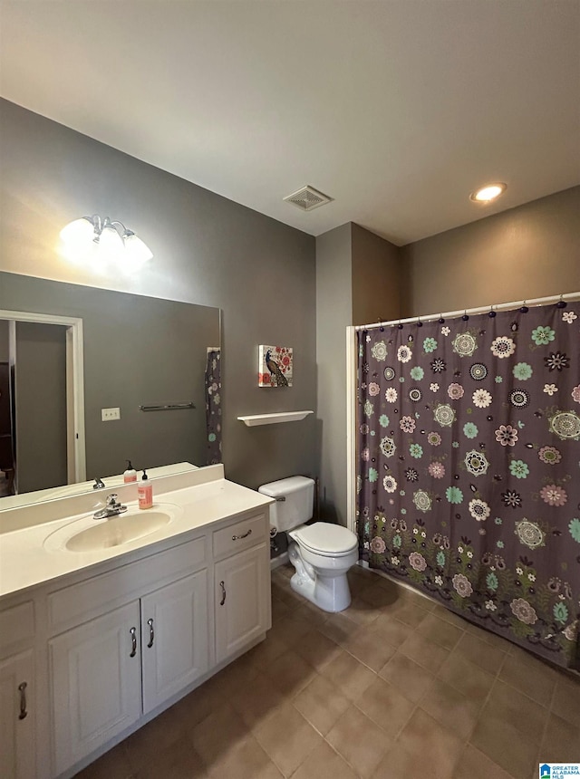 full bath featuring toilet, a shower with shower curtain, vanity, and visible vents