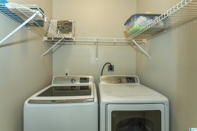 laundry room with laundry area and independent washer and dryer