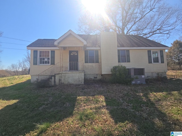 view of front facade featuring crawl space, central AC, and a front lawn