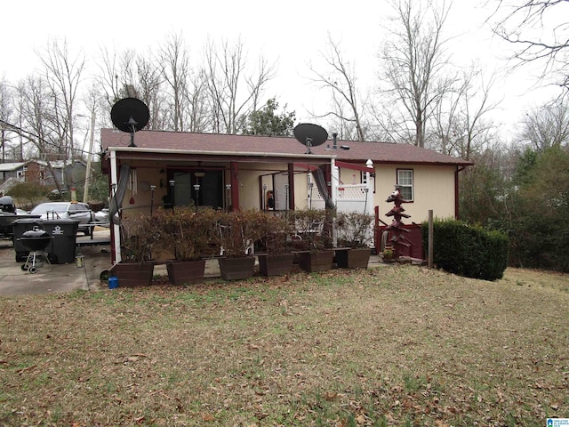 view of front facade with a front lawn and stucco siding