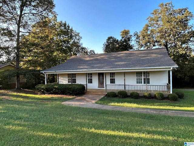 view of front of property featuring covered porch and a front yard