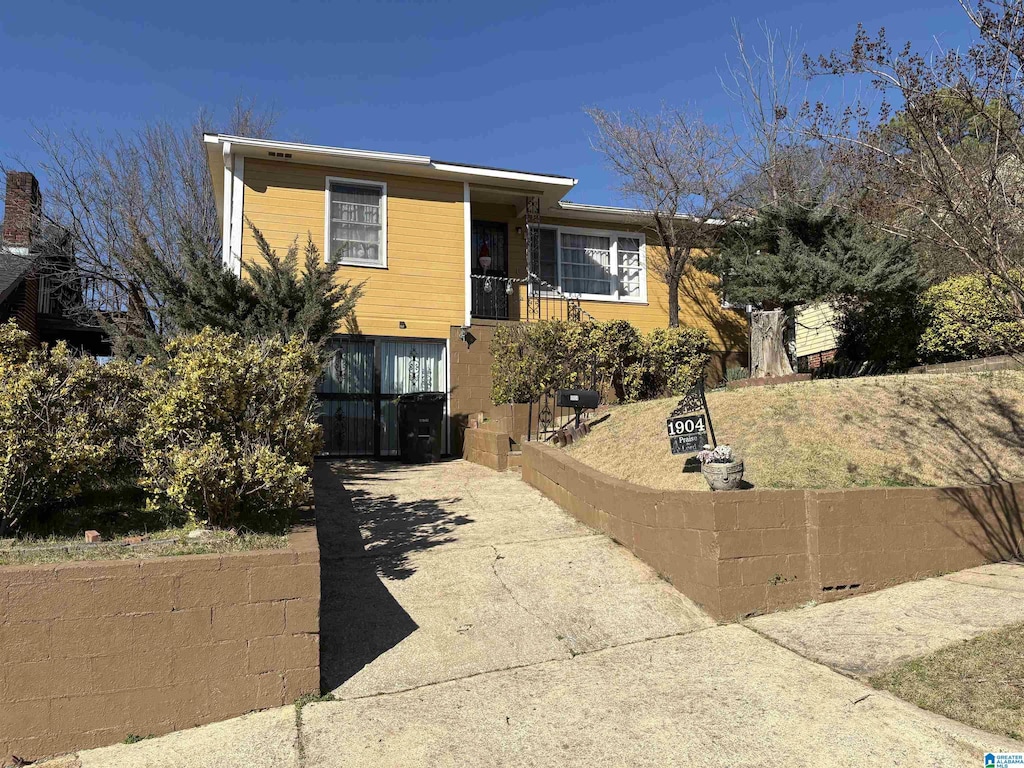 view of front of house featuring driveway