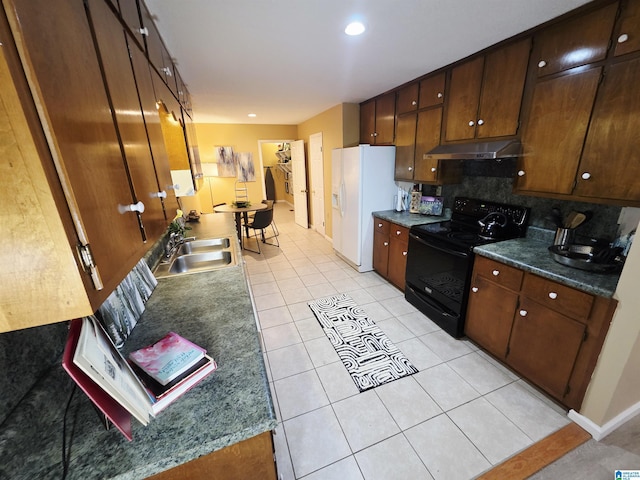 kitchen with a sink, white fridge with ice dispenser, black / electric stove, backsplash, and under cabinet range hood