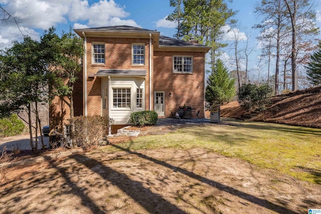 view of front of home featuring brick siding and a front lawn