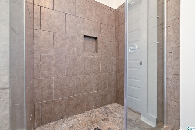 bathroom featuring a tile shower