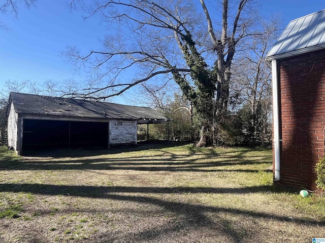 view of yard featuring a pole building and an outbuilding