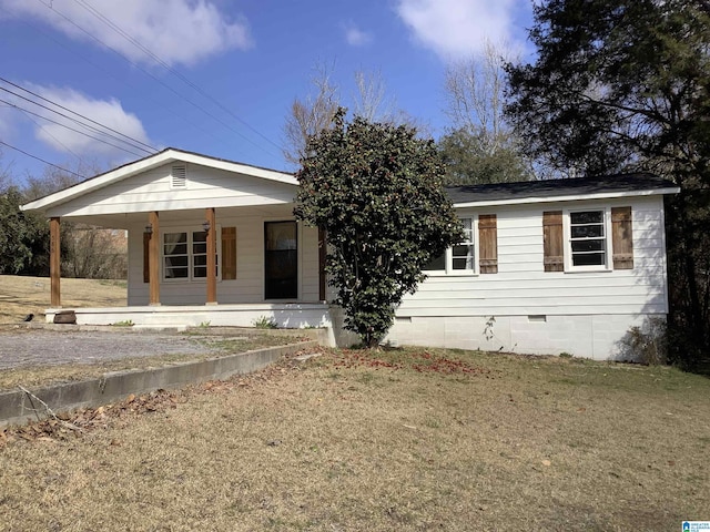 view of front of home featuring a porch, crawl space, and a front lawn