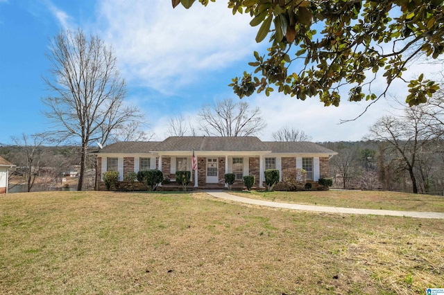 single story home with a front lawn