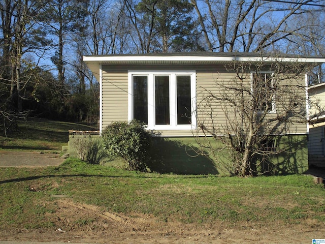 view of side of property featuring a yard