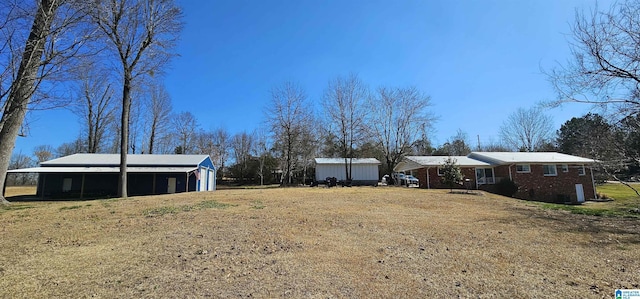 view of yard featuring an outbuilding