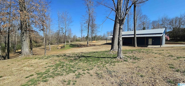 view of yard with a pole building