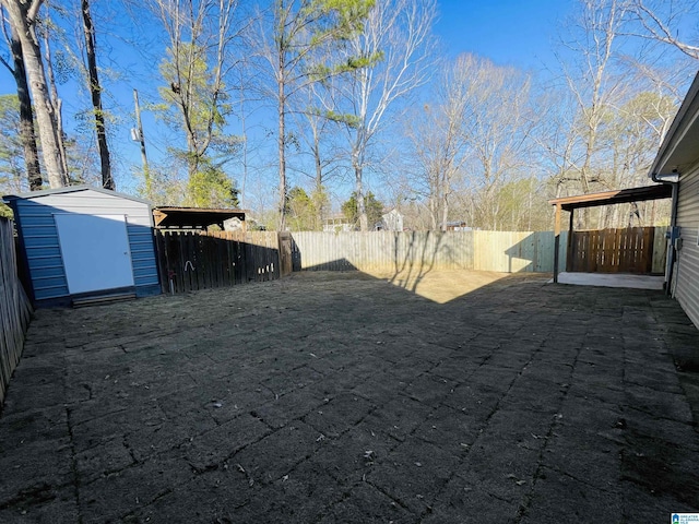 view of yard with a shed, a fenced backyard, and an outdoor structure