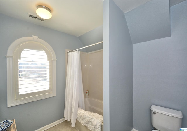 full bath featuring visible vents, toilet, shower / bath combo with shower curtain, baseboards, and tile patterned floors