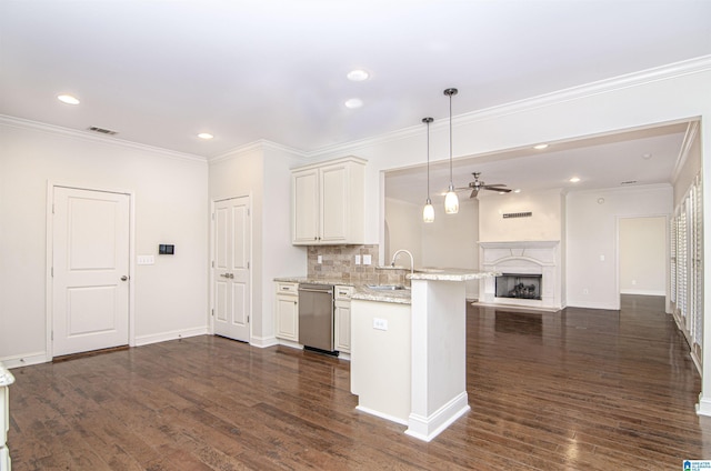 kitchen featuring visible vents, open floor plan, hanging light fixtures, a peninsula, and stainless steel dishwasher