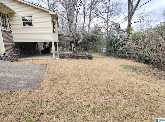 view of yard featuring a carport and driveway