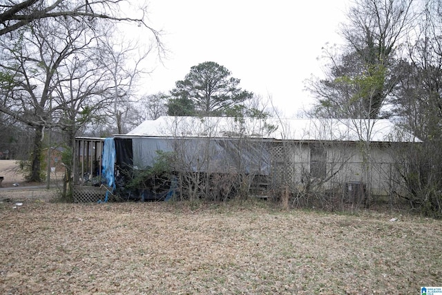 view of yard featuring an outbuilding