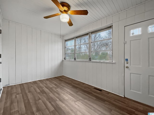 foyer with ceiling fan, wood finished floors, and visible vents