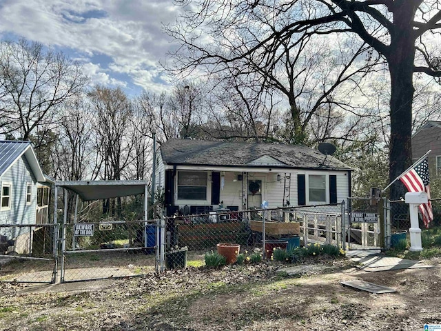 view of front facade with a porch, a gate, and a fenced front yard