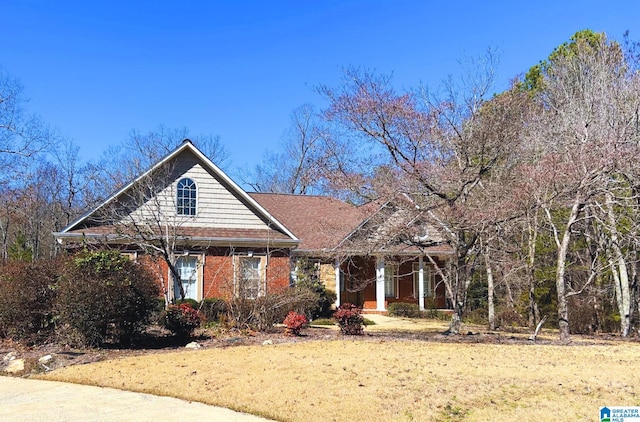 view of front of home featuring a front lawn and brick siding