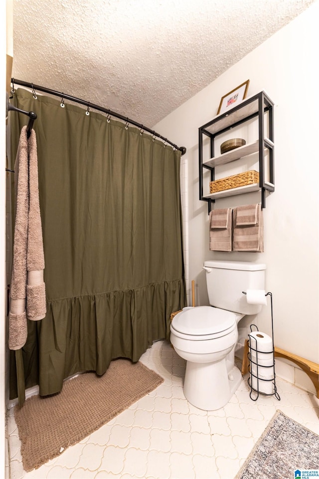 full bath featuring a textured ceiling, baseboards, toilet, and a shower with curtain