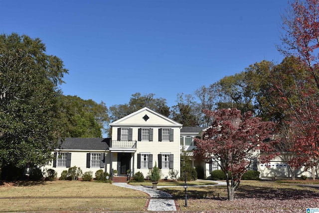 view of front of house with a front lawn