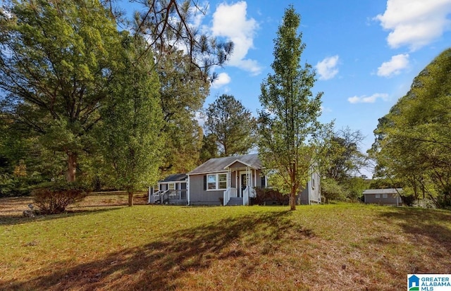 view of front of house with a front lawn