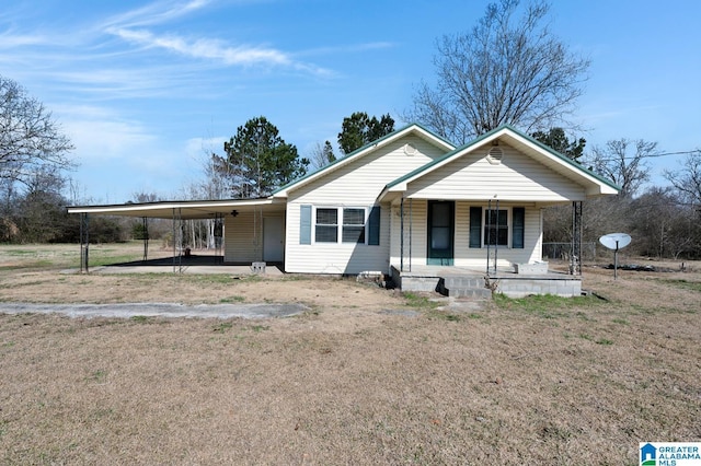 view of front of house with a porch, an attached carport, and a front yard