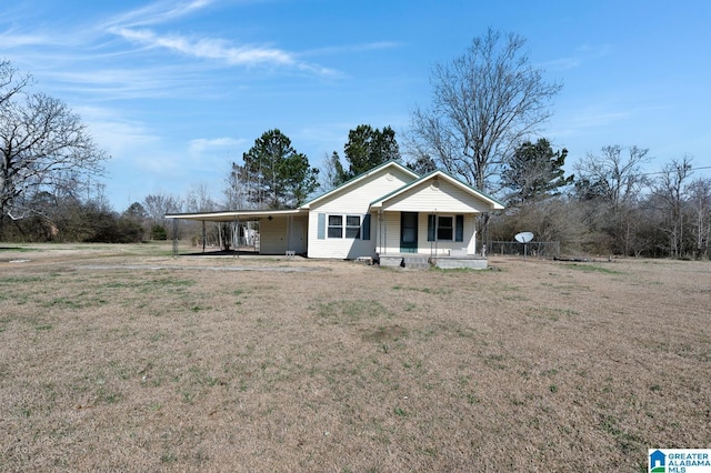 view of front facade featuring a front lawn, a porch, and a carport