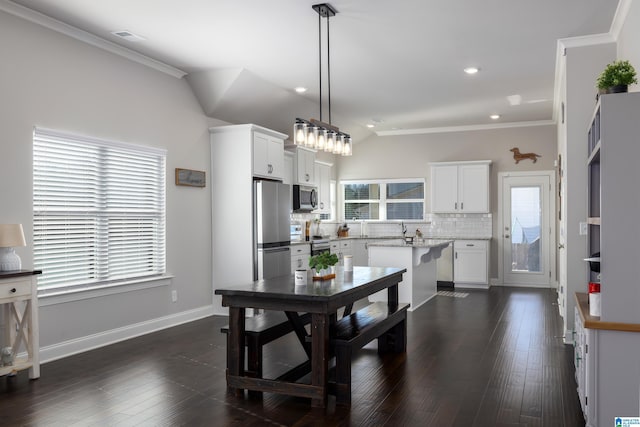 dining area featuring dark wood-style floors, baseboards, ornamental molding, and recessed lighting