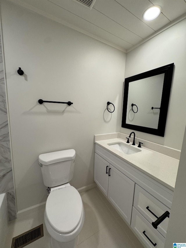 bathroom with toilet, vanity, visible vents, baseboards, and a bath