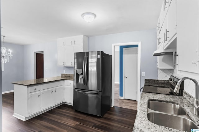 kitchen with dark wood-type flooring, a sink, stainless steel fridge, range, and a peninsula