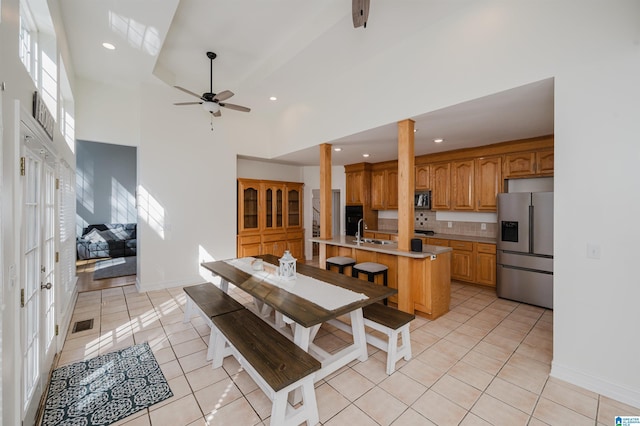 dining room with ceiling fan, recessed lighting, light tile patterned flooring, and baseboards