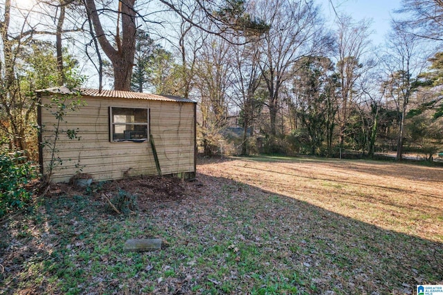 view of yard featuring an outdoor structure and a storage shed