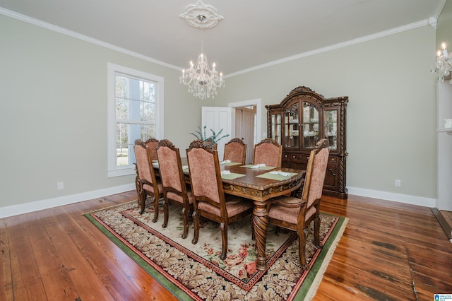 dining room with crown molding, a notable chandelier, baseboards, and hardwood / wood-style flooring