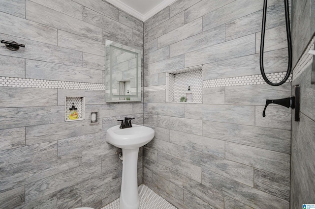 full bath featuring tiled shower and crown molding