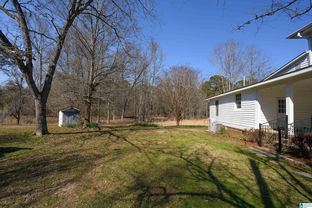 view of yard featuring an outbuilding