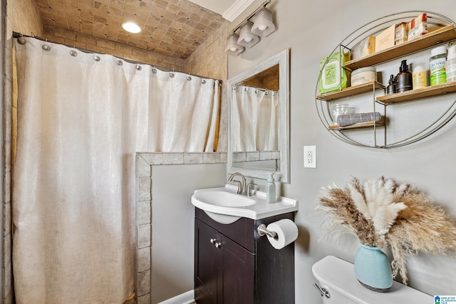 full bathroom featuring a shower with curtain, vanity, and toilet