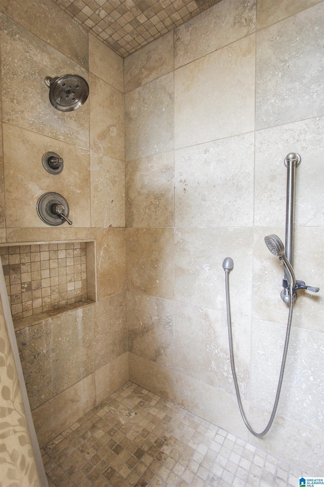 bathroom featuring tiled shower