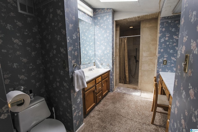 full bath featuring tiled shower, vanity, visible vents, and wallpapered walls