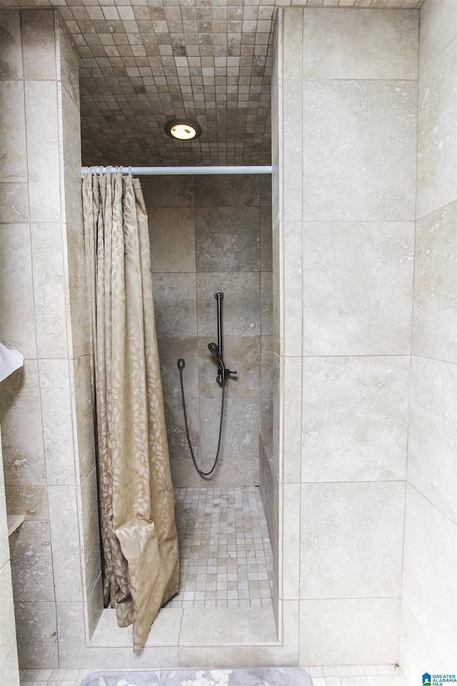 full bathroom featuring a tile shower