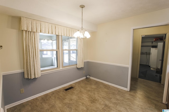 spare room featuring visible vents and baseboards