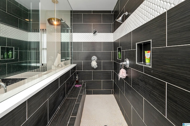 bathroom featuring tiled shower