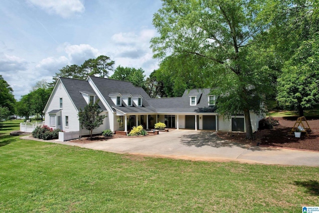 view of front of house featuring a front lawn and concrete driveway