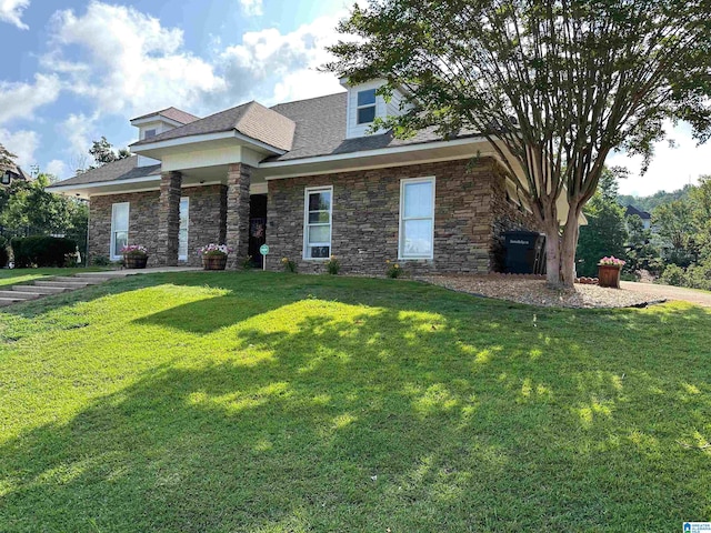 view of front of property featuring a front lawn and a shingled roof